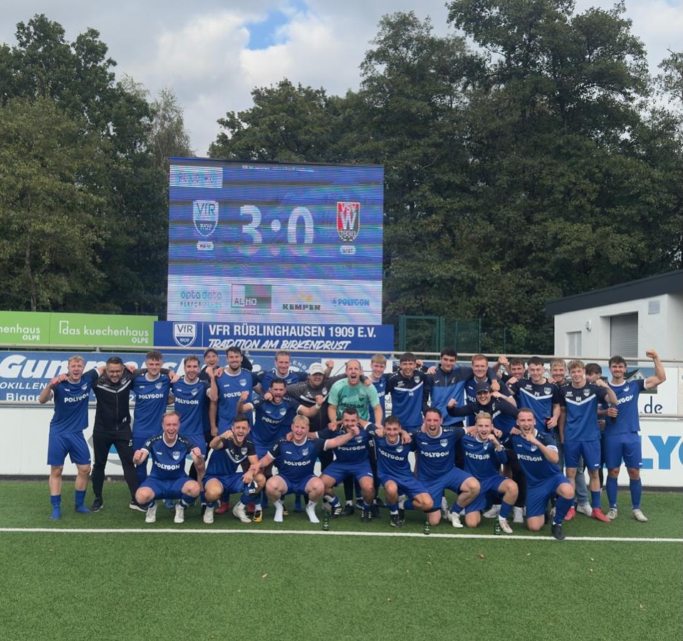 #Erste siegt im Topspiel – #Reserva mit Punktgewinn gegen den Tabellendritten ⚽️ 

Unsere 1. Mannschaft entschied das gestrige Topspiel der Bezirksliga Staffel 5 gegen den @vsvwenden1930 mit 3:0 für sich. 

Die Gäste bestimmten zunächst das Spielgeschehen, ließen allerdings eine gefährliche Chance von David Jäger ungenutzt. Der VfR setzte hingegen immer wieder gefährliche Konter und traf gleich doppelt: Sebastian Bley (20.) und Frederik Döppeler (30.) sorgten für die 2:0-Pausenführung.

Nach dem Seitenwechsel stand die VfR-Abwehr stabil und ließ kaum Chancen zu. In der 78. Minute stellte Döppeler nach Vorarbeit von Bley den verdienten 3:0-Endstand her. 🔵

Unsere 2. Mannschaft musste sich trotz 2:0-Führung gegen die SG Saalhausen/Oberhundem am Ende mit einem 2:2 begnügen. Der Ausgleich fiel spät in der 84. Minute. Damit rangiert die Reserve im Tabellenmittelfeld und tritt nächste Woche bei der Zweitvertretung des @fsvgerlingen an. Im Anschluss stehen sich die 1. Mannschaften auf dem Bieberg gegenüber. ⚪️

#vfr1909 #rüblinghausen #blauundweiss #birkendrust #wenden #saalhausen #oberhundem