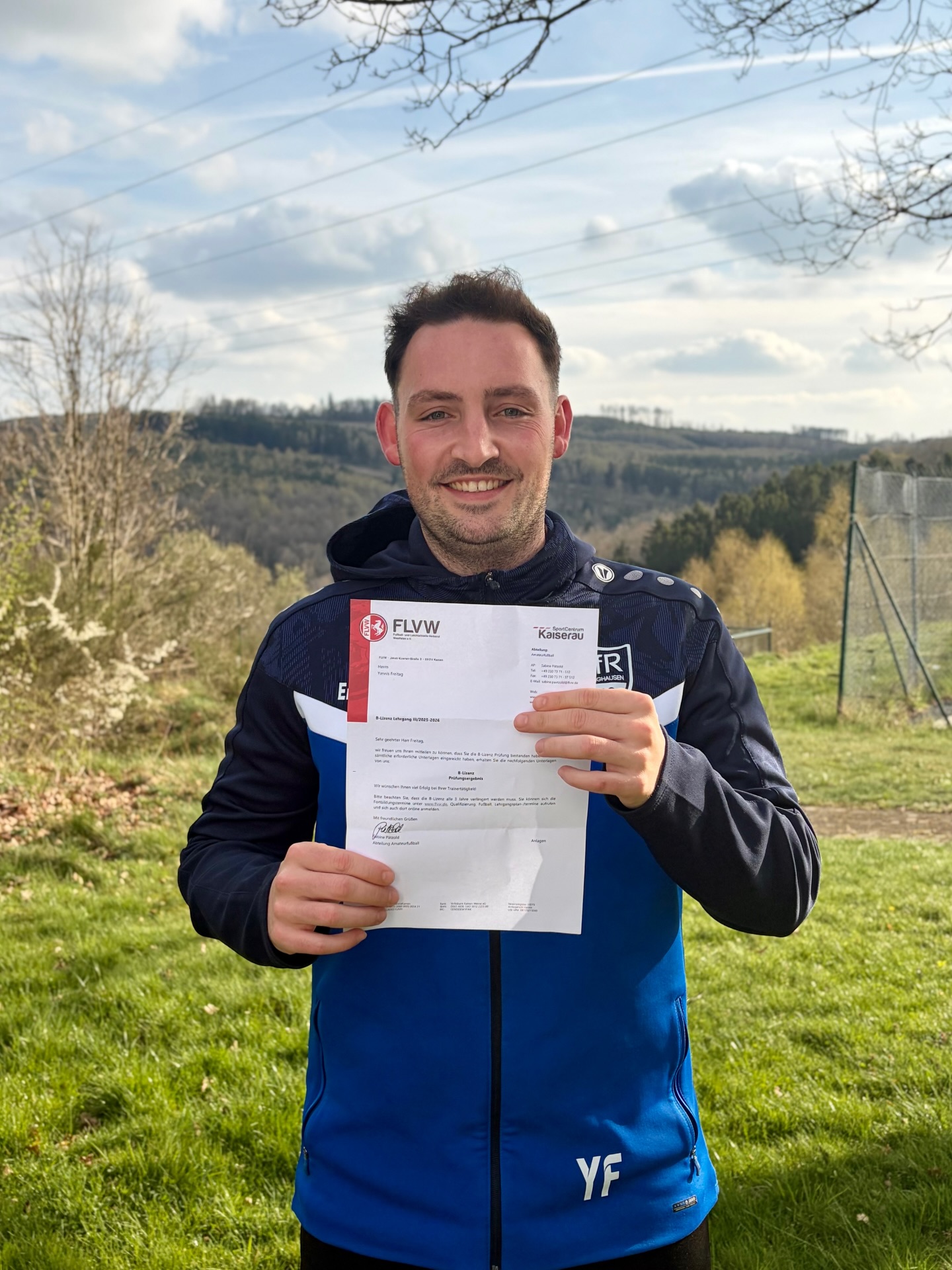 Yannis Freitag erhält B-Lizenz 🎓

Unser spielender Co-Trainer der 1. Mannschaft hat seine B-Lizenz erfolgreich abgeschlossen - und das mit „besonderer Empfehlung“ 💪🏼

Von September bis März absolvierte er die Ausbildung im SportCentrum Kaiserau, unterstützt vom VfR. Neben den Lehrgängen setzte er auch praktische Aufgaben gemeinsam mit dem Team am Birkendrust um. ⚽️

Wir gratulieren Yannis und freuen uns auf die nächsten gemeinsamen Schritte! 💙

#vfr1909 #rüblinghausen #blauundweiss #freitag #blizenz