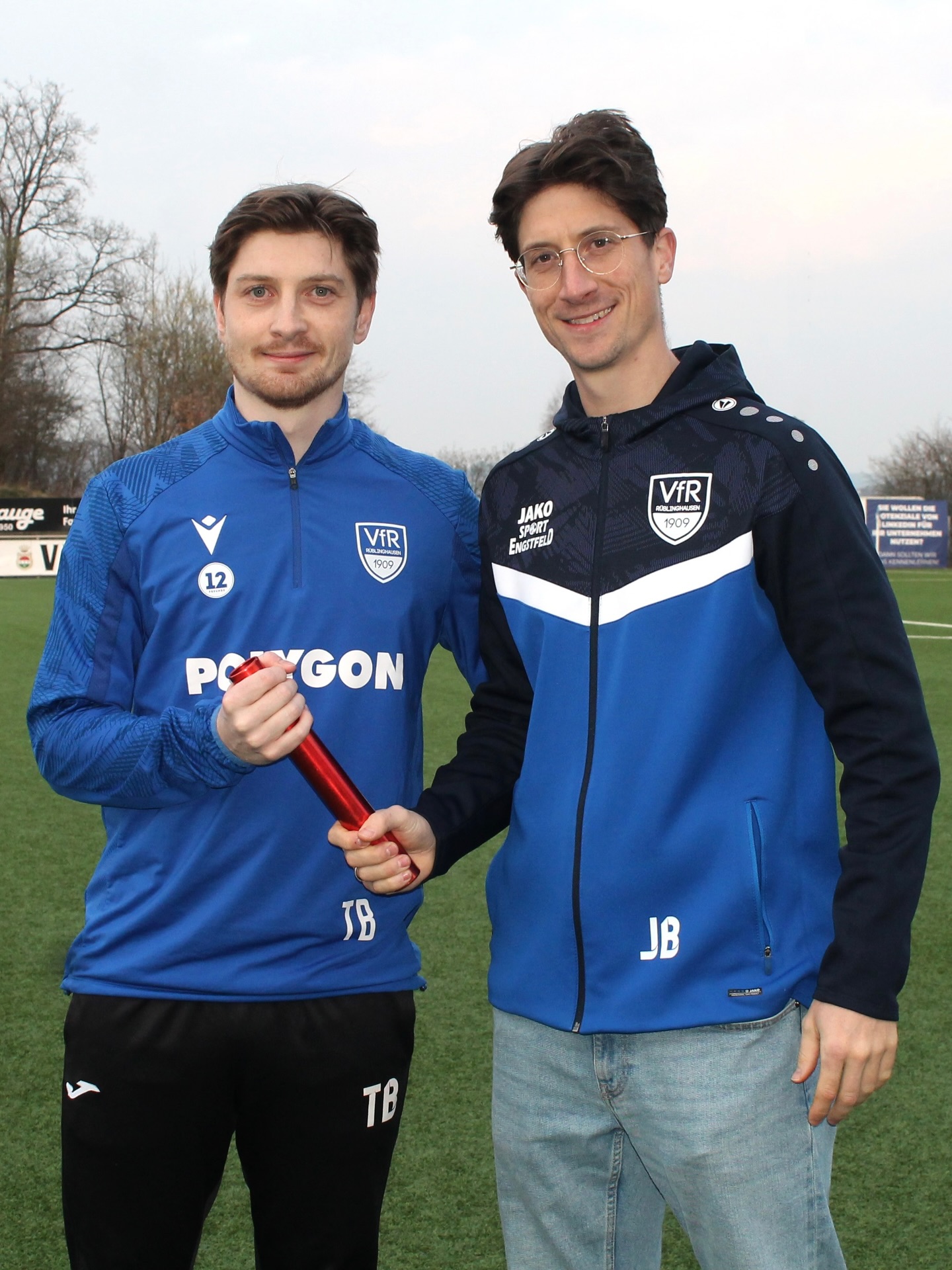 Thomas Burghaus übernimmt die Position seines Bruders 💪⚽️ 

Zur kommenden Saison verstärkt Thomas das Trainerteam unserer 1. Mannschaft und unterstützt gemeinsam mit Yannis Freitag (spielender Co-Trainer) unseren neuen Cheftrainer Evgenij German. 🔥 

Gleichzeitig verabschieden wir uns von Johannes Burghaus, der sich künftig mehr Zeit für seine Familie nehmen wird. Seit 2020 war er nach seiner aktiven Karriere als spielender Co-Trainer im Einsatz – vielen Dank! 🙏 

📲 Alle Hintergründe gibt’s auf unserer Homepage

#vfr1909 #rüblinghausen #blauundweiss #burghaus #bezirksliga