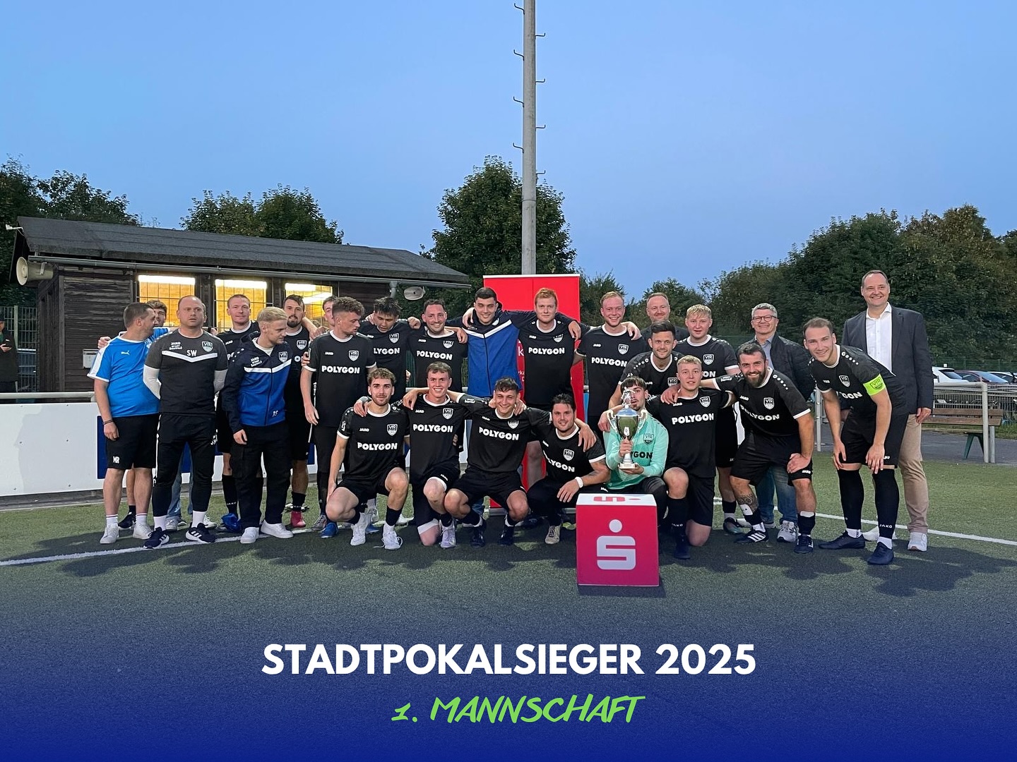 Stadtpokalsieger 2025 🏆 

Die 1. Mannschaft holt sich zum vierten Mal in Folge den Olper Stadtpokal!

Nach Gruppensieg, einem klaren 5:1 im Halbfinale gegen @eintracht_kleusheim_1922 und einem nervenstarken Finalsieg im Elfmeterschießen gegen die @spvgolpe1919 krönt sich unsere #Erste erneut zum Sieger. 🔥 

Frederik Döppeler holte zudem mit acht Treffern in fünf Spielen die Torjägerkanone. ⚽️ 

Danke an die @spvgolpe1919 für ein gut organisiertes Turnier und allen Fans für die Unterstützung! 🙌🏽

#vfr1909 #rüblinghausen #blauundweiss #birkendrust #stadtpokal #1234