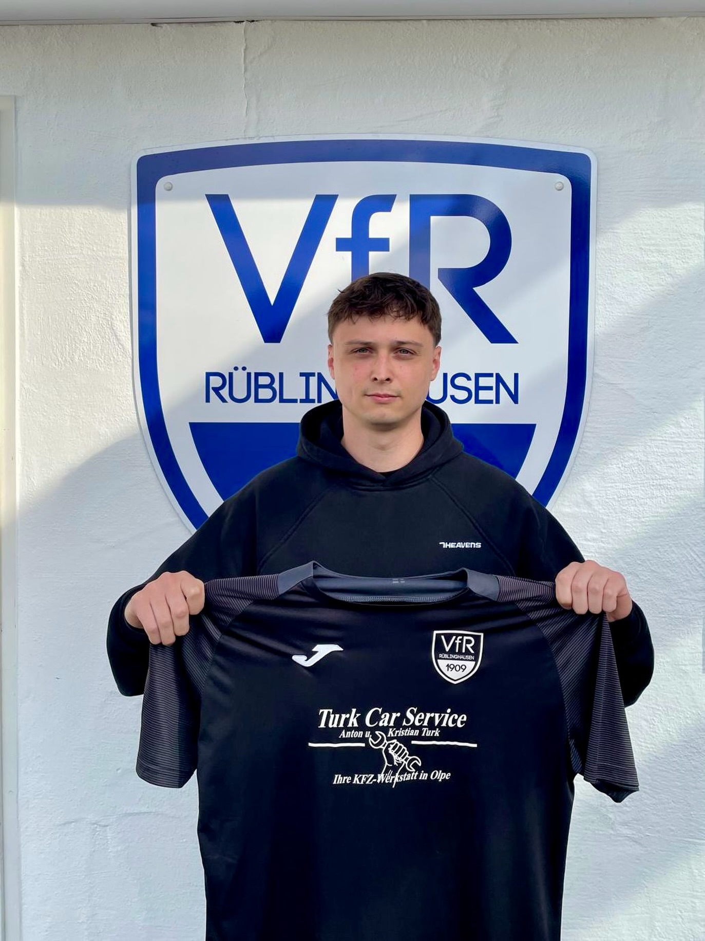 Verstärkung für das zentrale Mittelfeld - Marek Fraczek wechselt nach Rüblinghausen 💪🏼

Die zweite Mannschaft darf sich über Neuzugang Marek Fraczek freuen. Er kommt, wie sein Teamkollege Leon Kühmstädt, vom SC Drolshagen zum VfR. 

Herzlich willkommen in der VfR-Familie, Marek 💙🤍

#vfr1909 #rüblinghausen #blauundweiss #neuzugang
