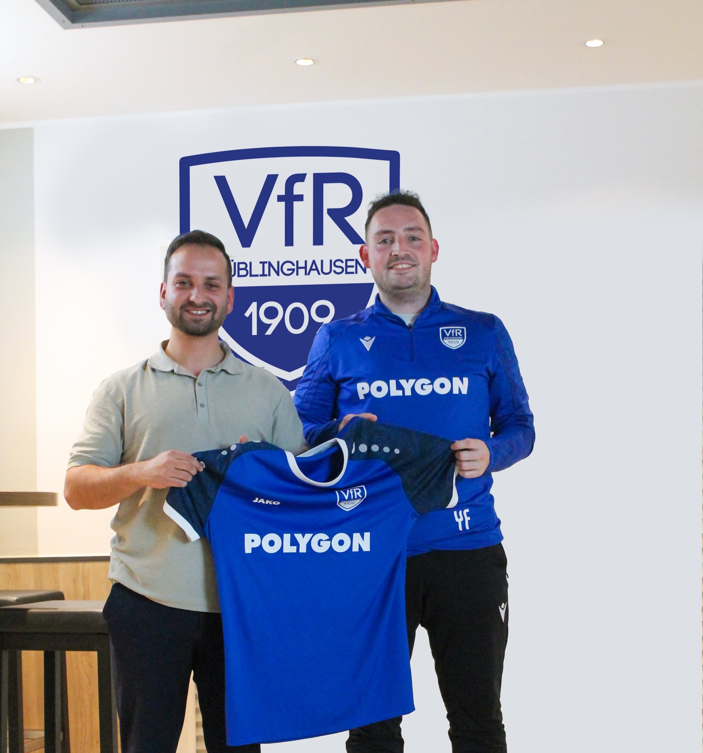 Neuer Cheftrainer beim VfR - herzlich willkommen, Evgenij! 🔥

Der 33-jährige Evgenij German übernimmt ab der kommenden Saison das Trainerzepter beim VfR Rüblinghausen! Er folgt auf Sebastian Wasem, der nach sechs erfolgreichen Jahren aus privaten Gründen kürzertreten wird. Yannis Freitag wird dem Trainerteam weiterhin als spielender Co-Trainer erhalten bleiben. 💪🏼

📲 Alle Hintergründe auf unserer Homepage!

#vfr1909 #rüblinghausen #blauundweiss #birkendrust #german #wasem #freitag