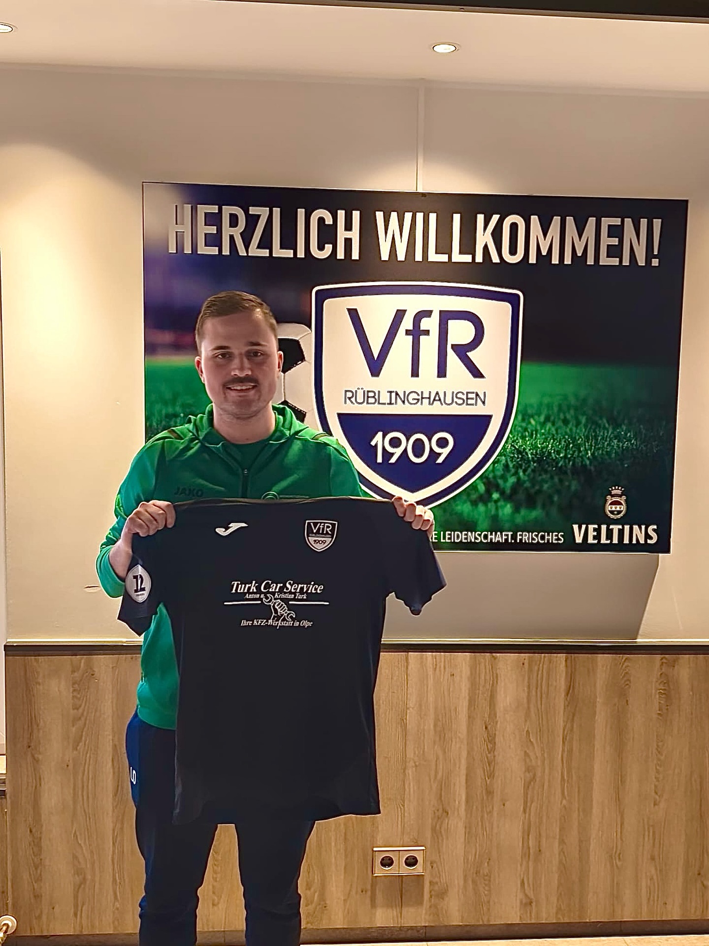 Linus Dornseifer verstärkt die Reserve 🚀

Der 22-jährige wechselt im Sommer vom @huetzemerter_sv_1951 und schließt sich dem VfR an ⚽️

Herzlich Willkommen, Linus! 🔵⚪️

#vfr1909 #rüblinghausen #blauundweiss #birkendrust #hützemert