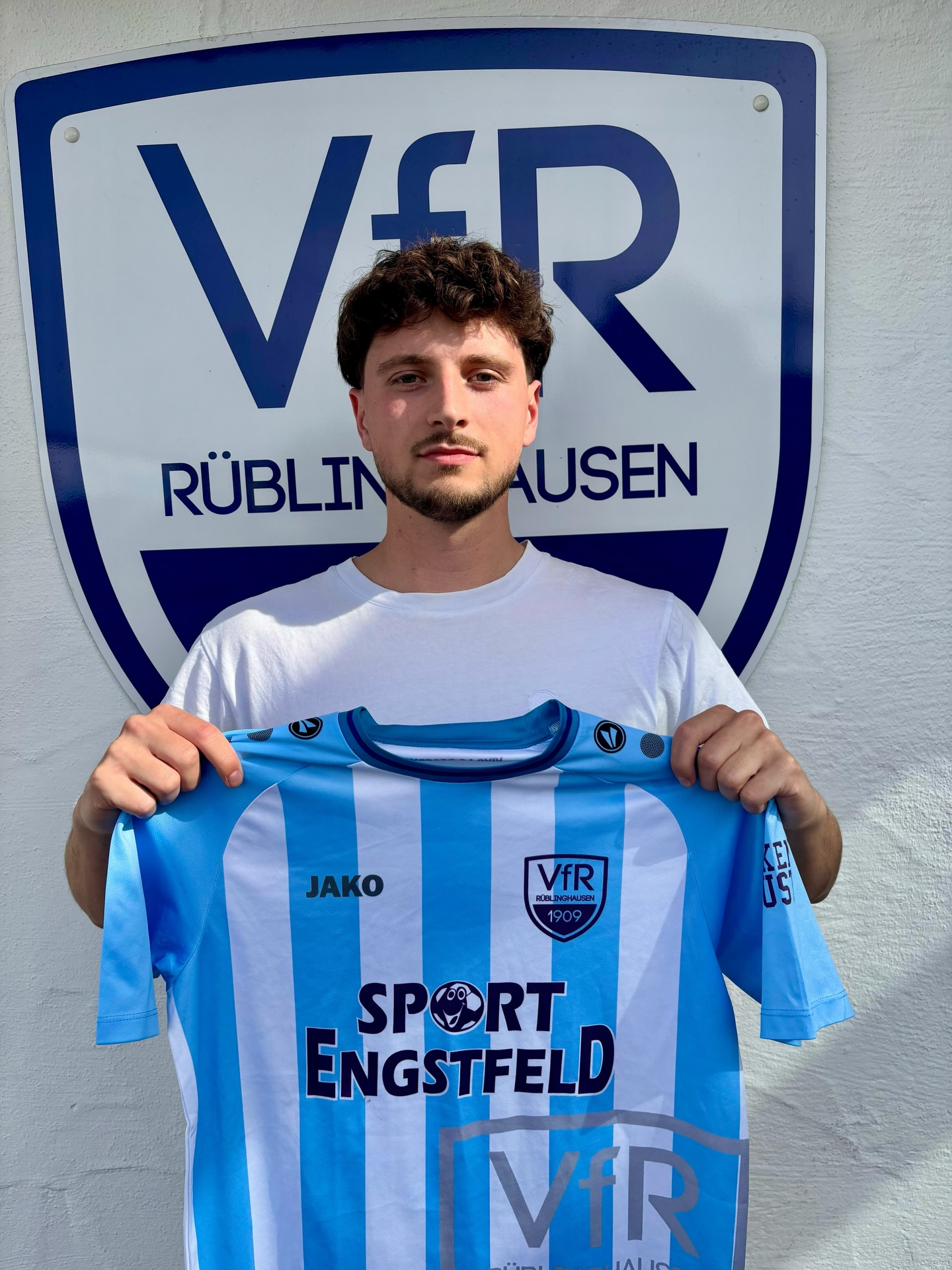 Kühmstädt wechselt an den Birkendrust 🔥

Die VfR-Reserve konnte sich die Dienste von Leon Kühmstädt sichern.

Leon wechselt zur kommenden Saison vom SC Drolshagen an den Birkendrust.

Wir heißen ihn herzlich willkommen und wünschen viel Erfolg im blau-weißen Trikot 🔵⚪️

#vfr1909 #rüblinghausen #kühmstädt #drolshagen